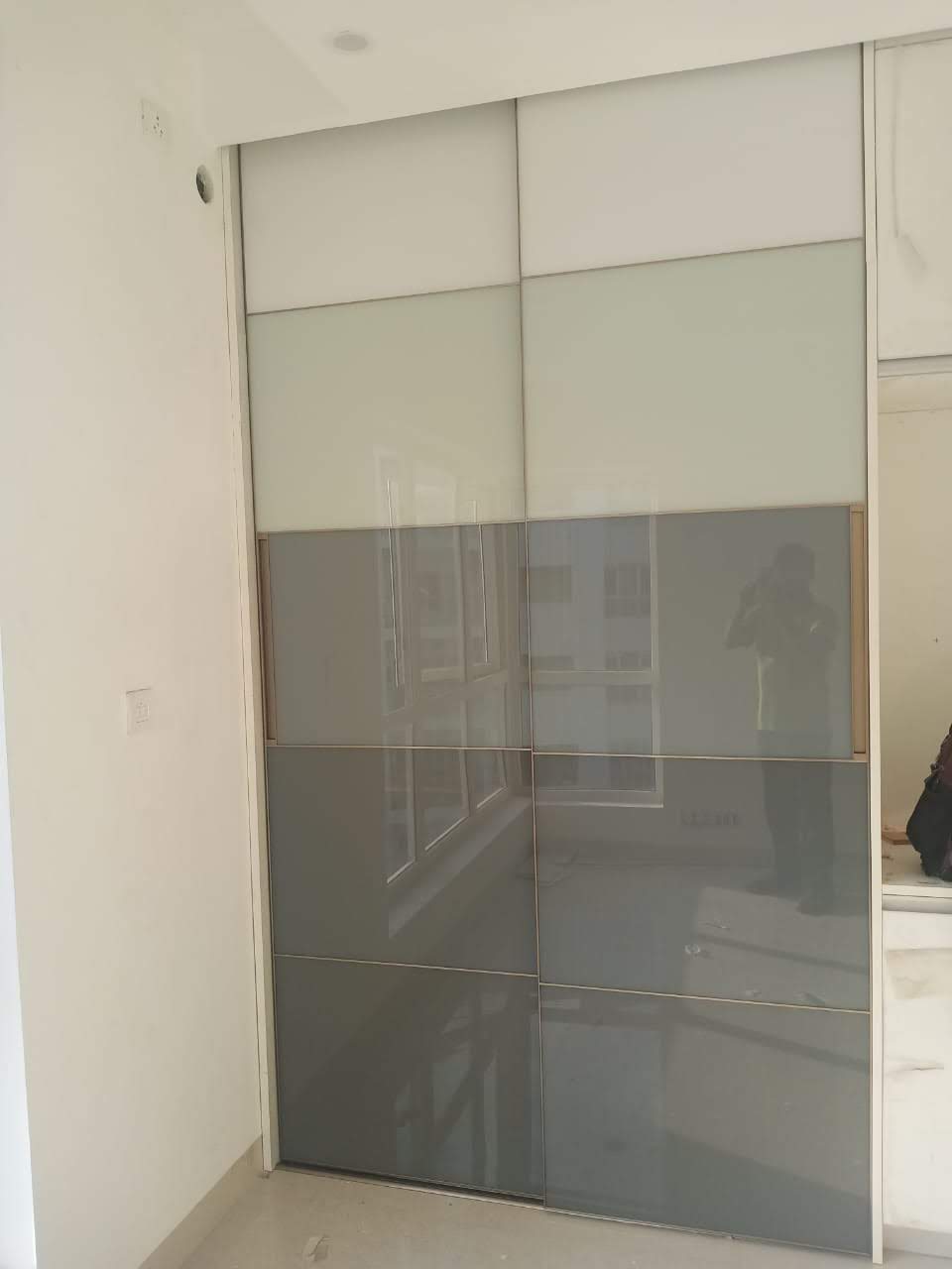 luxury-wardrobes-in-lacquer-glass-in-noida-greater-noida-largest-gallery-collection-of-designs-in-noida-india